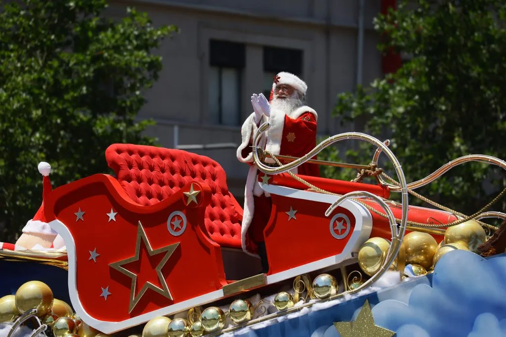 Santiago, 03 de diciembre 2023.
Se realiza el desfile Paris Parade 2023 a lo largo de 3 km por avenida Providencia y Alameda 

Karin Pozo/Aton Chile