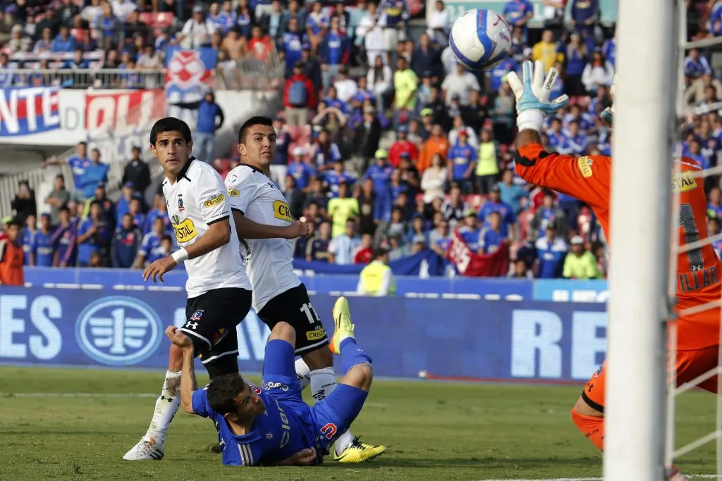 Gonzalo Fierro y Julio Barroso encomendados a Villar en un Superclásico. (Andres Pina/Photosport).