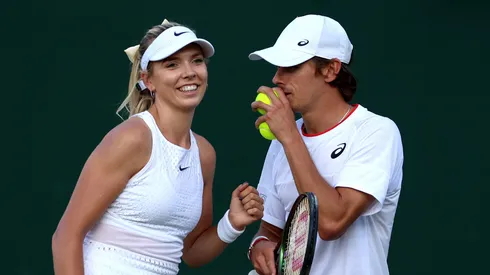 Katie Boulter y Alex De Miñaur en el partido de primera ronda de dobles mixtos durante la quinta jornada de The Championships Wimbledon 2023.