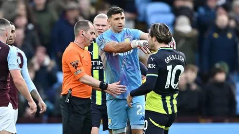 Dibu Martínez recibe duras críticas por su actuar en la Premier