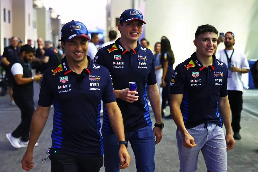 Isack Hadjar junto a Max Verstappen y ‘Checo’ Pérez en el GP de Abu Dabi 2024. (Foto: Mark Thompson/Getty Images)