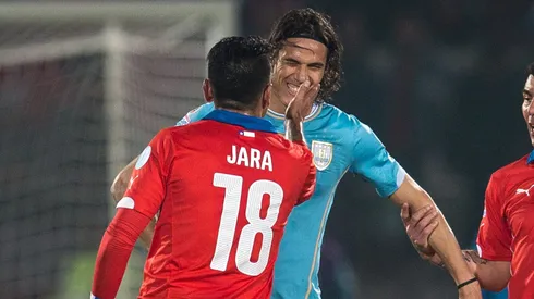 Gonzalo Jara trajo de vuelta del dedo a Edinson Cavani.