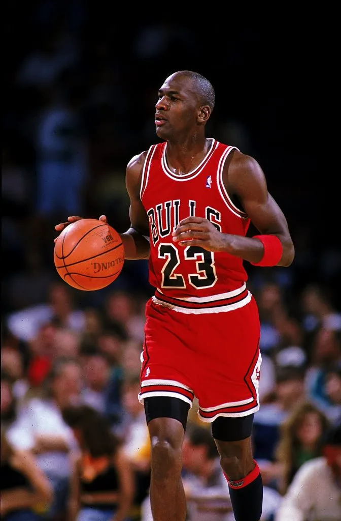 Michael Jordan de los Chicago Bulls corre con el balón durante un partido en 1990 (Getty Images).