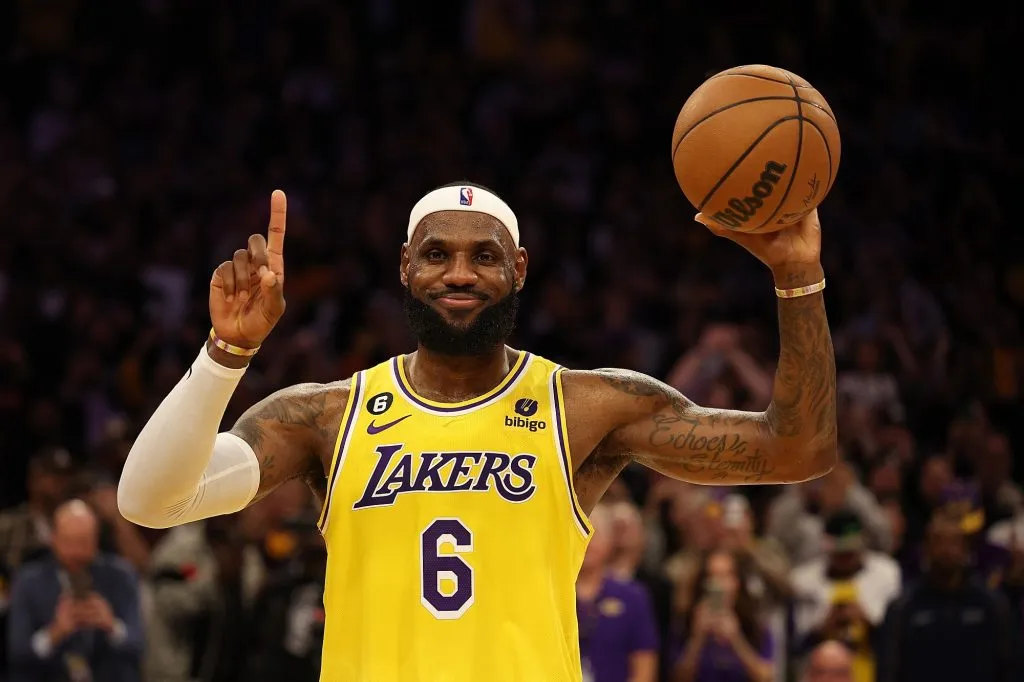 LeBron James, de los Lakers de Los Ángeles, después de anotar para superar a Kareem Abdul-Jabbar y convertirse en el máximo anotador de la NBA de todos los tiempos (Getty Images).