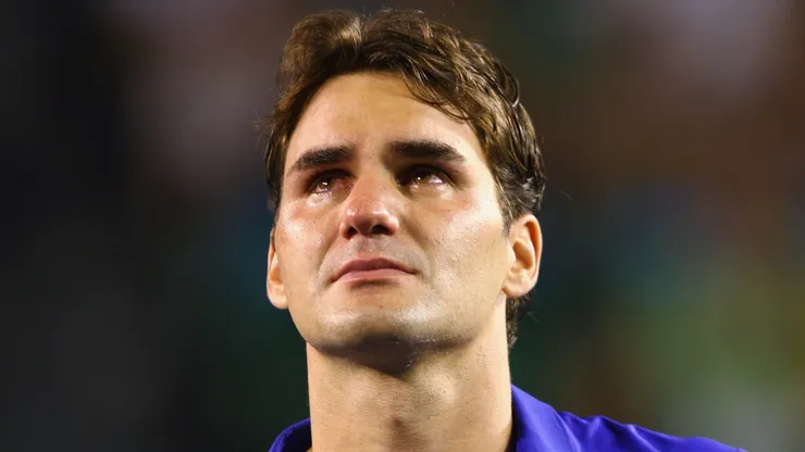 Roger Federer llora durante la entrega de trofeos tras su partido contra Rafael Nadal durante el Abierto de Australia 2009.