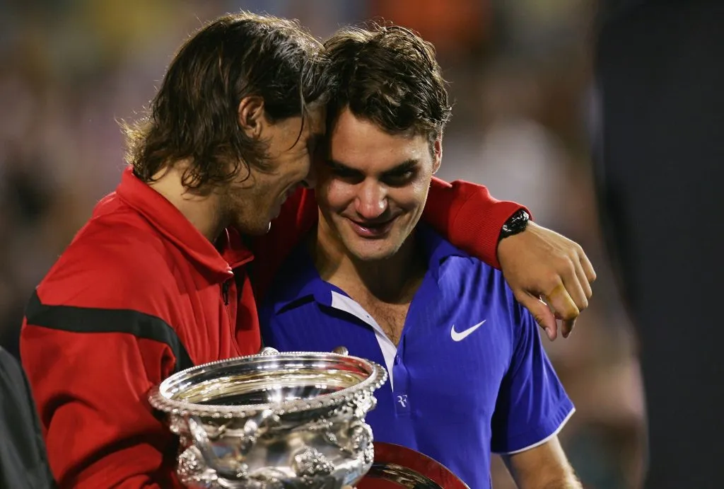 Rafael Nadal consuela a Roger Federer durante la entrega de trofeos tras su partido final en el Abierto de Australia 2009 (Getty Images).