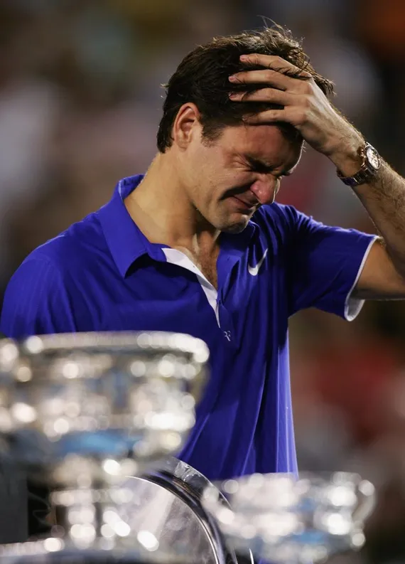 Roger Federer llora tras perder contra Rafael Nadal el Abierto de Australia 2009 (Getty Images).