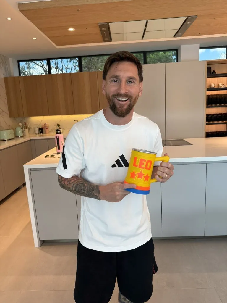Lionel Messi con su particular jarrita de “Un poco de ruido”. Foto: Un poco de ruido.
