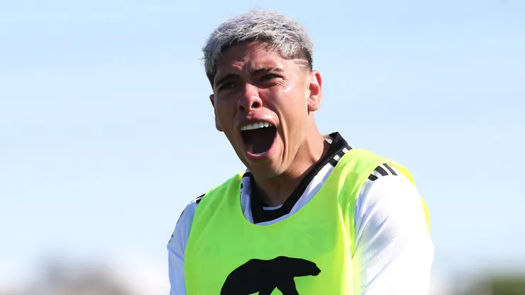 Carlos Palacios frente a sus ex compañeros.