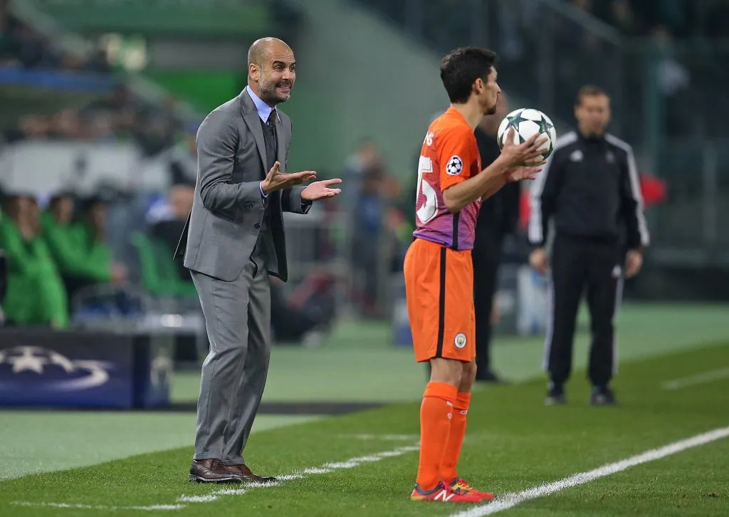 Guardiola dirigiendo a Navas el 2016 en el Manchester City – IMAGO