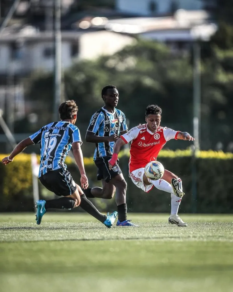Jhonatan Kauan en acción ante Gremio. (Foto: Instagram).