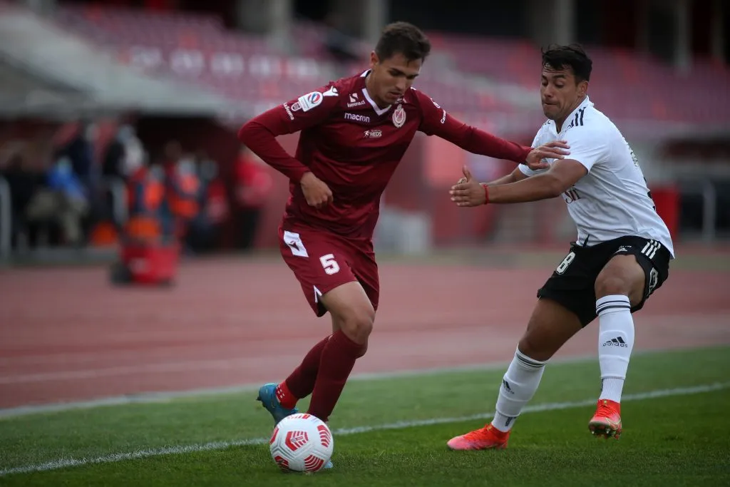Lucas Fasson aguanta la marca de Iván Morales. (Hernan Contreras / Photosport).