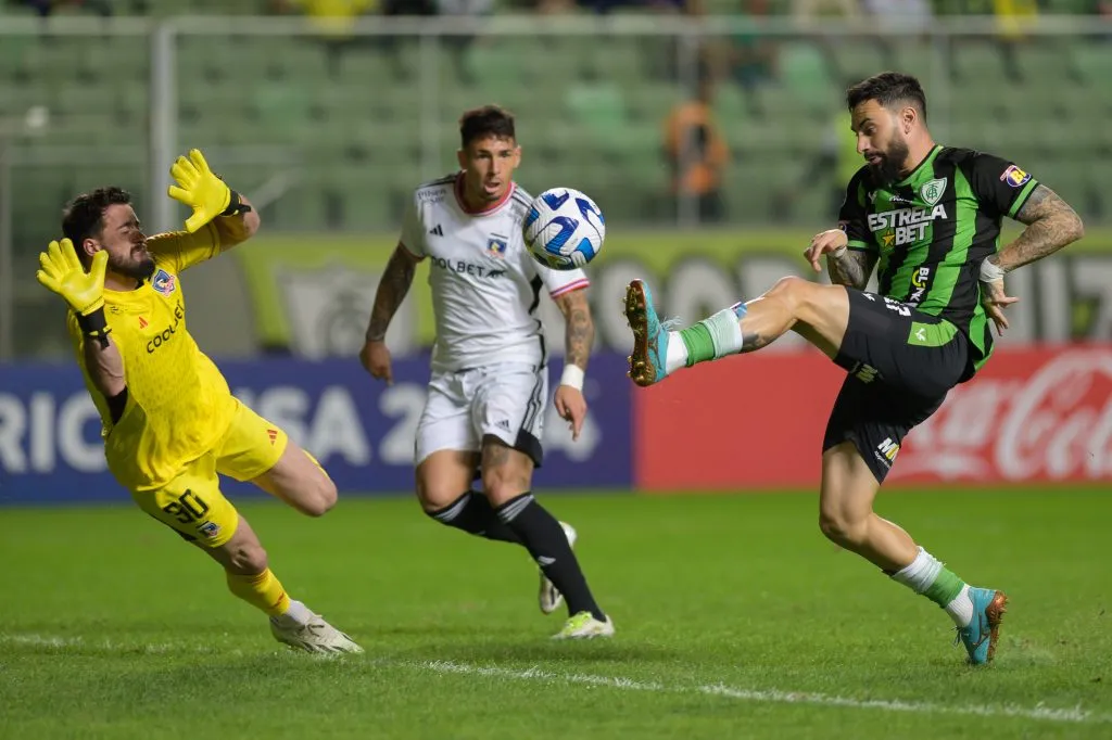 Gonzalo Mastriani y uno de los goles que le anotó a Colo Colo. (Foto: Imago).