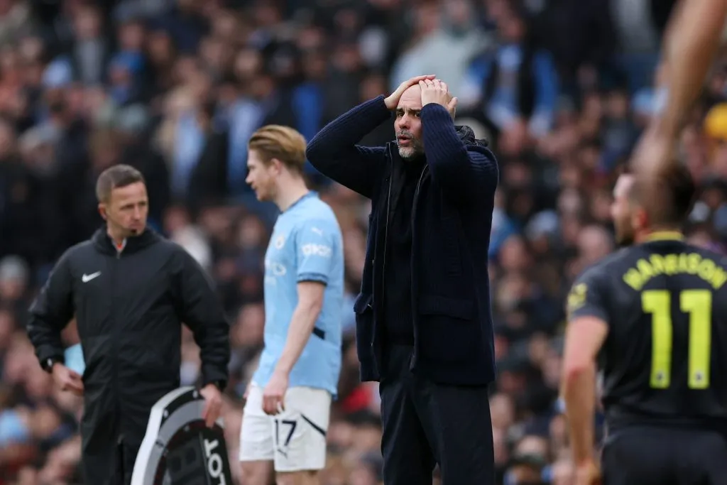 Pep Guardiola no para de sufrir con el mal momento del Manchester City tras el error de Haaland. Foto: Getty Images.