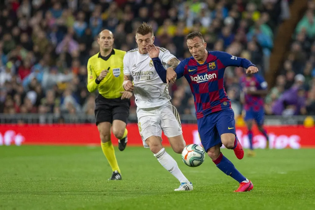 Arthur Melo lucha con Toni Kroos en un clásico entre Real Madrid y Barcelona. (Foto: Imago).