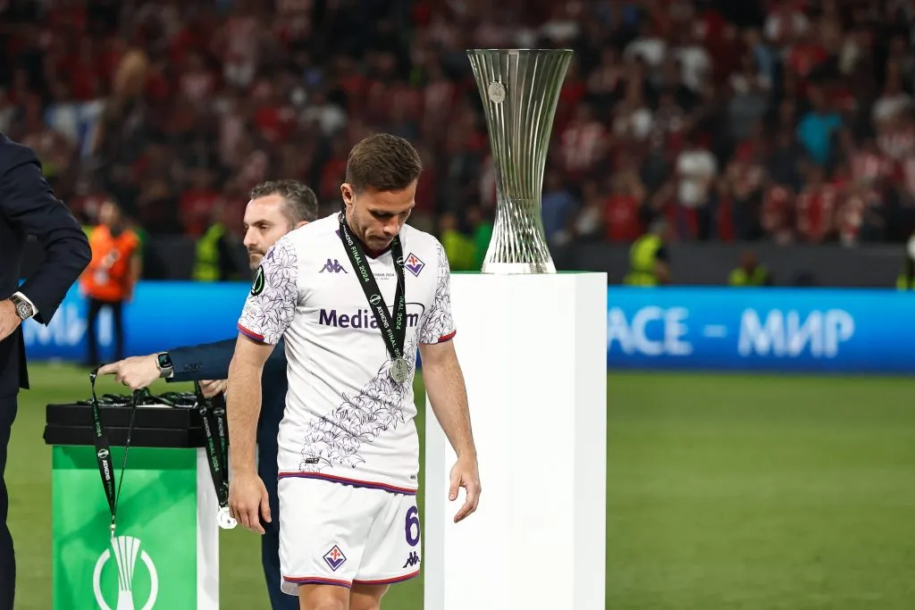 Arthur Melo con la medalla de subcampeón de la Fiorentina en la UEFA Conference League. El monarca fue el Olympiakos de Grecia. (Imago).