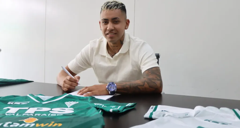 La firma del contrato de John Salas en el Decano. (Foto: Santiago Wanderers).