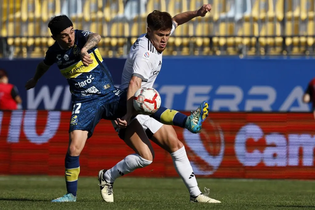 Omar Fernández lucha una pelota con Leonardo Gil. (Andrés Piña/Photosport).