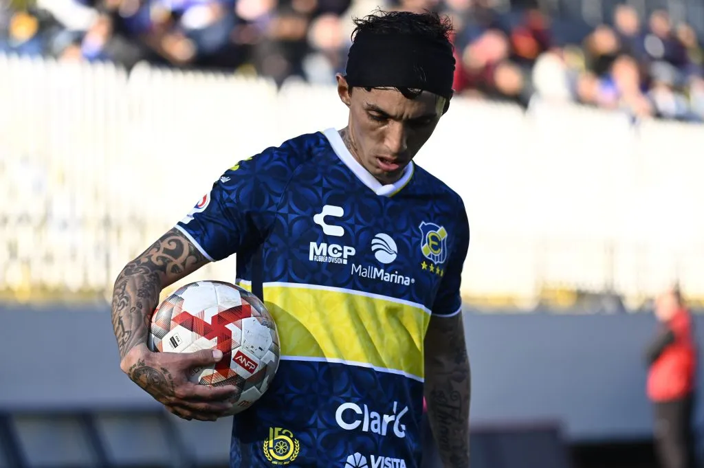 Omar Fernández se dispone a lanzar un córner ante Universidad de Chile. (José Veas/Photosport).