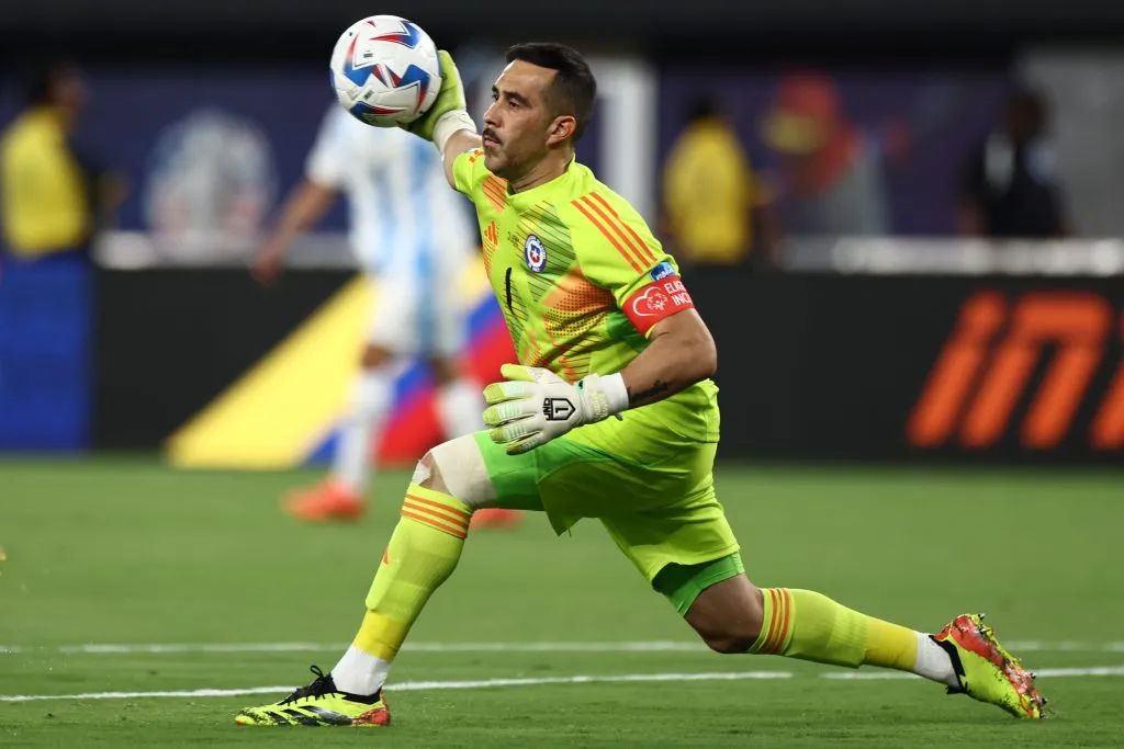 Claudio Bravo colgó los guantes tras la Copa América de 2024. Imagen: Getty.