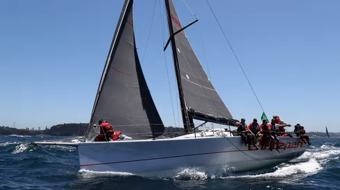 La flota se hace a la mar durante la salida de la Sydney to Hobart 2025 en el puerto de Sydney el 26 de diciembre de 2024.