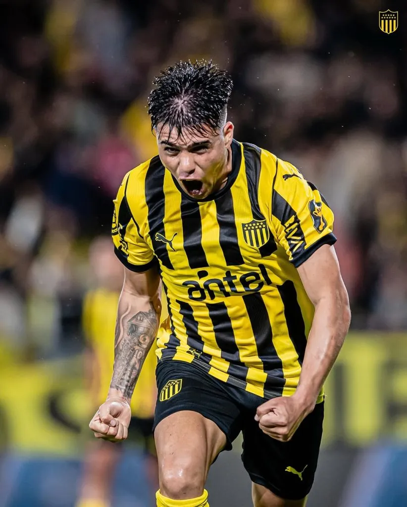 Alan Medina celebra uno de los dos goles que convirtió en Peñarol. (Foto: @OficialCAP).