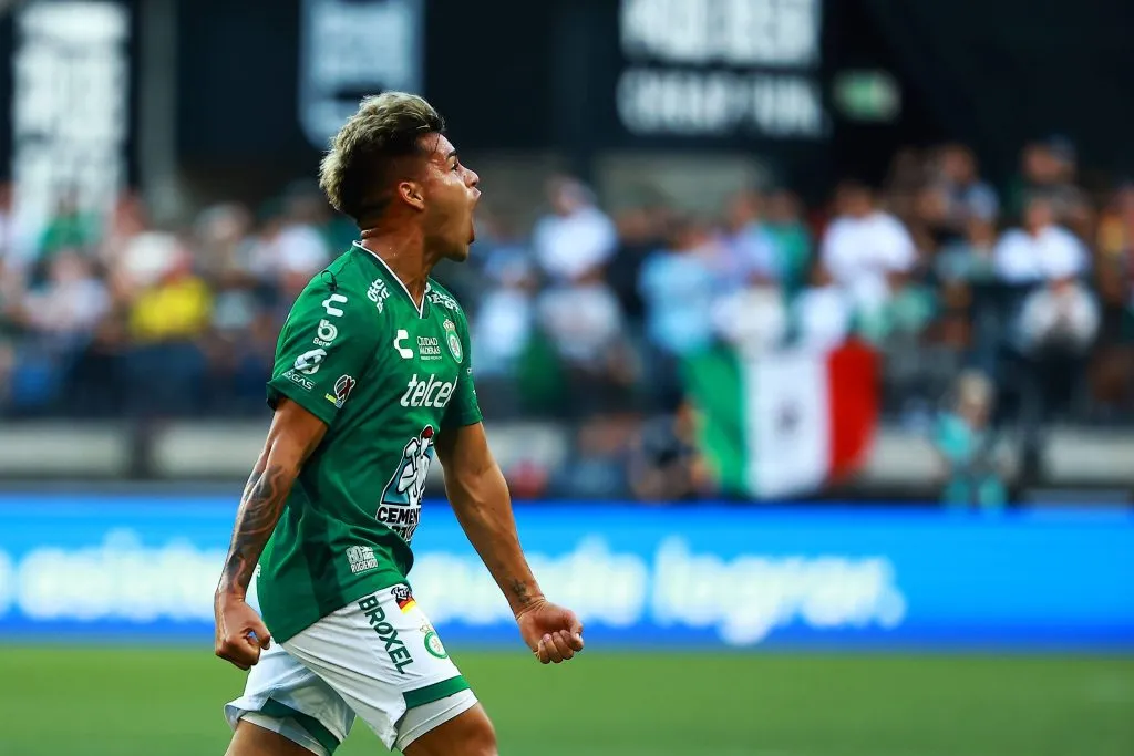 Alan Medina festeja un gol con la camiseta del Club León. (Foto: Imago).