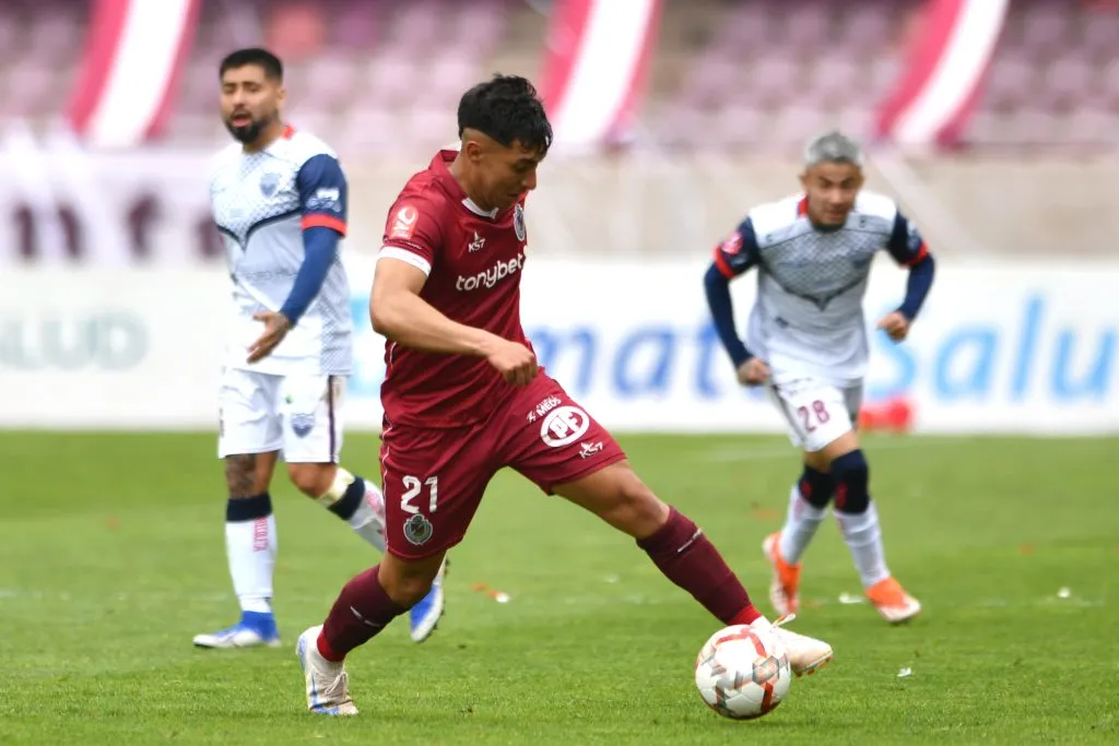 Ethan Espinoza en acción por Deportes La Serena. (Alejandro Pizarro Ubilla/Photosport).