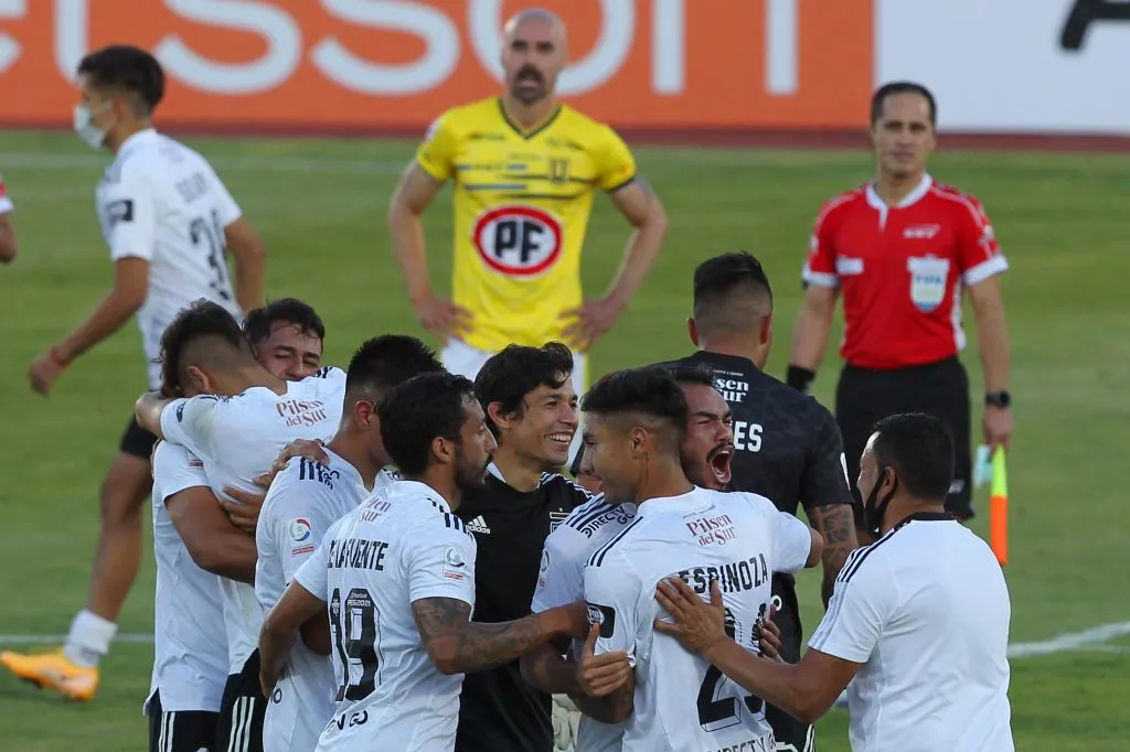 Ethan Espinoza celebra junto a Gabriel Suazo y el resto de Colo Colo mantenerse en la élite chilena. (Dragomir Yankovic/Photosport).