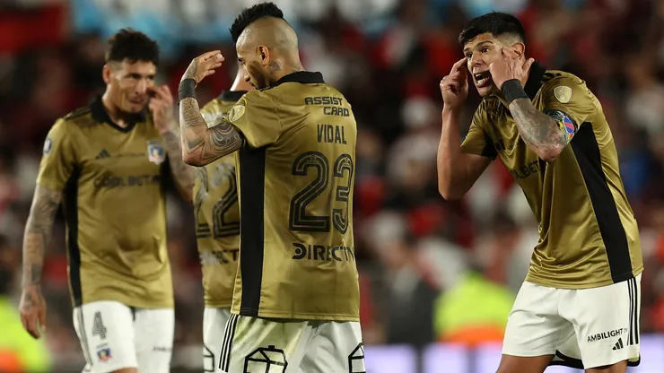 Plantel de Colo Colo amenaza a dirigencia en quiebre por tema premios.