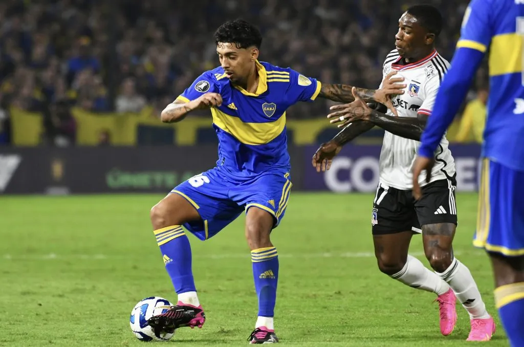 Cristian Medina protege el balón ante Fabián Castillo. (Fotobaires/Photosport).