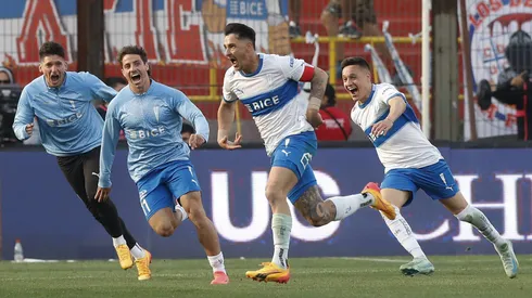 Conocido rostro de TV se luce con la nueva polera de la UC.