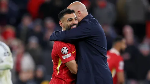 Arne Slot abraza a su jugador estrella, Mohamed Salah, tras la victoria en la UEFA Champions League contra Real Madrid.