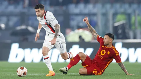 Christian Pulisic y Leandro Paredes en uno de los enfrentamientos entre Milan y Roma.