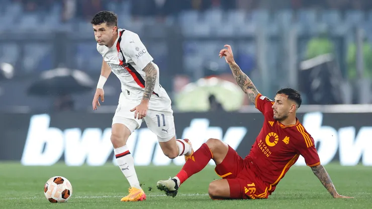 Christian Pulisic y Leandro Paredes en uno de los enfrentamientos entre Milan y Roma.