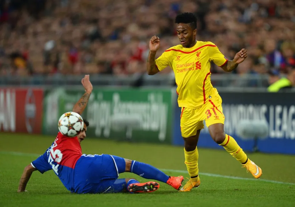 Derlis González marcando a Raheem Sterling con Basilea en la Champions de 2014.  (Photo by Jamie McDonald/Getty Images)