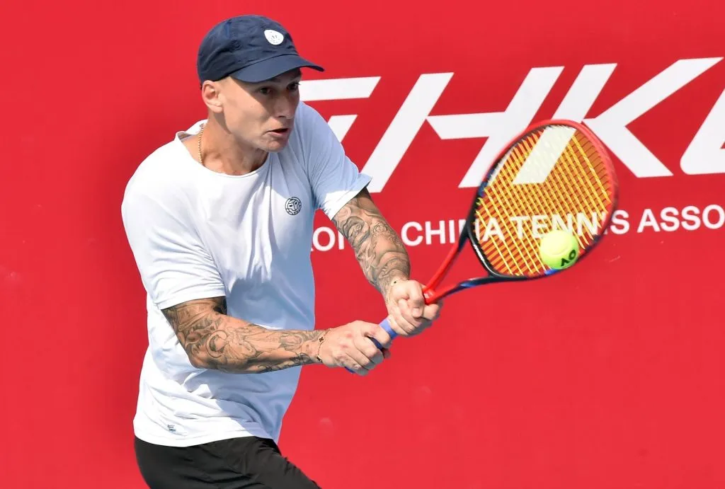 Denis Yevseyev contra Cristian Garin de Chile durante el partido de la ronda clasificatoria 1 en el ATP250 Hong Kong (Imago).