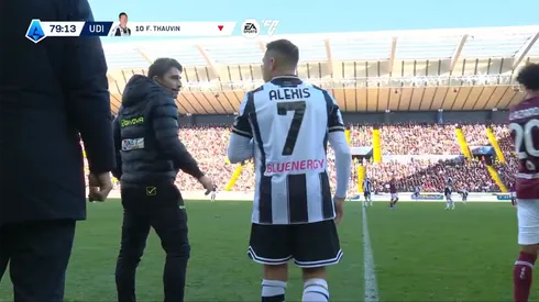 Alexis en su primer partido en el estadio de Udinese: ovación de los hinchas.