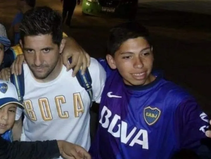 El pequeño Carlitos con camiseta de Boca.