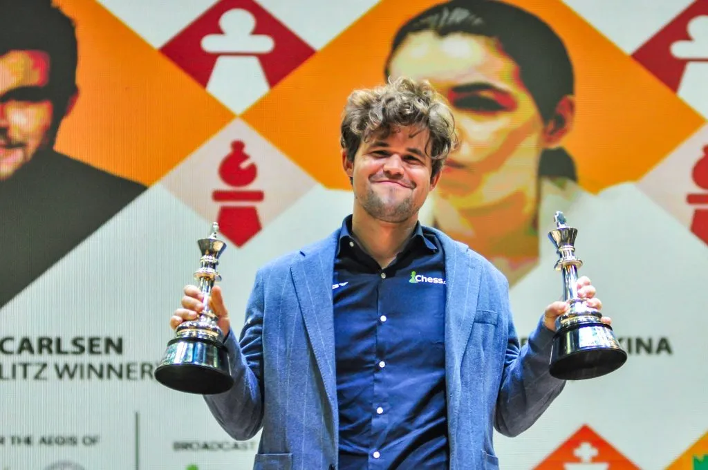 Magnus Carlsen presume sus trofeos de la sexta edición del Tata Steel Chess India (Imago).