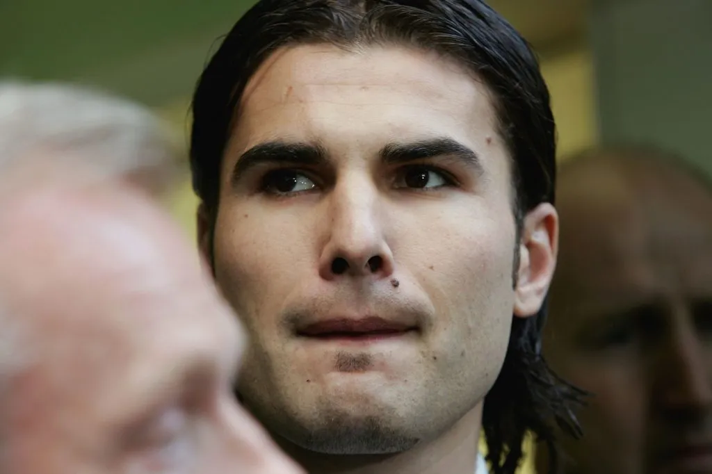 Adrian Mutu frente a la sede de la Asociación de Fútbol en noviembre de 2004 (Getty Images).