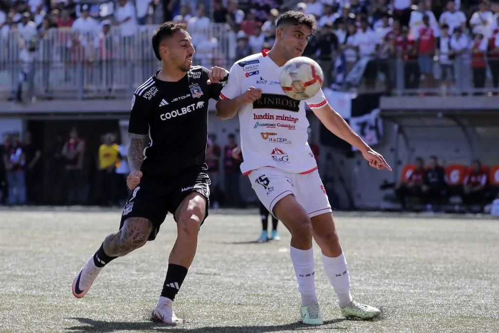 Diego García ante Javier Correa. El zaguero pasó a Everton. (Javier Torres/Photosport).