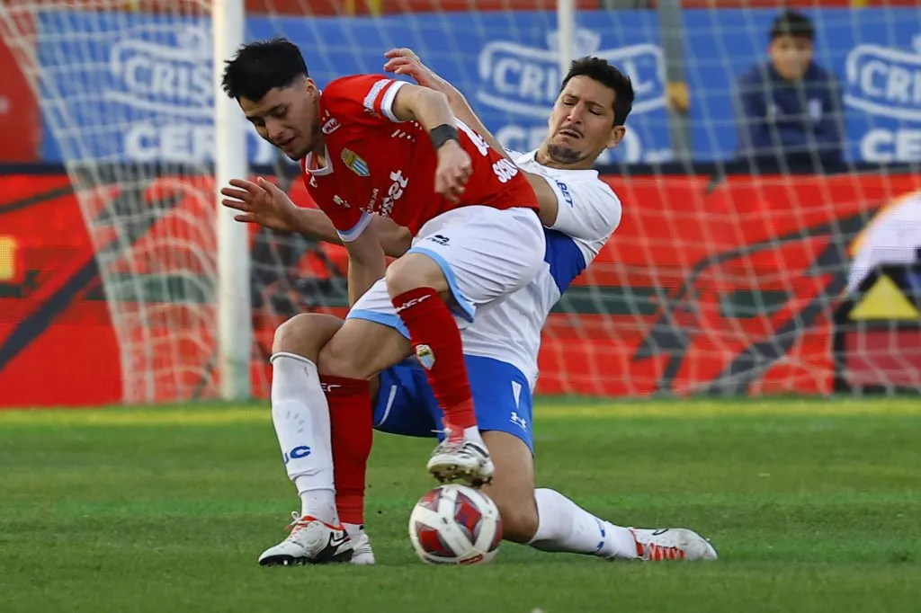 Thomas Jones lucha un balón contra Guillermo Burdisso en un Magallanes ante la UC. (Marcelo Hernández/Photosport).