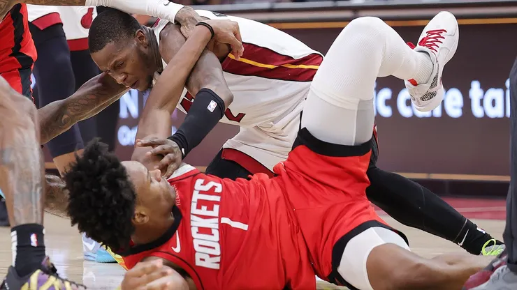 Amen Thompson de los Houston Rockets y Terry Rozier de los Miami Heat pelean