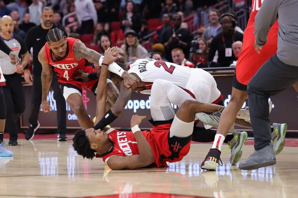 Amen Thompson de los Houston Rockets y Terry Rozier de los Miami Heat pelean (Getty Images).