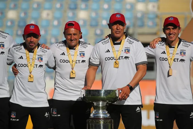Jorge Almirón festeja la Supercopa junto a su cuerpo técnico. (Jonnathan Oyarzun/Photosport).