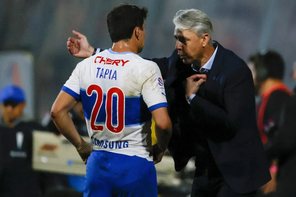 Gonzalo Tapia con Tiago Nunes en la UC. (Andrés Piña/Photosport).