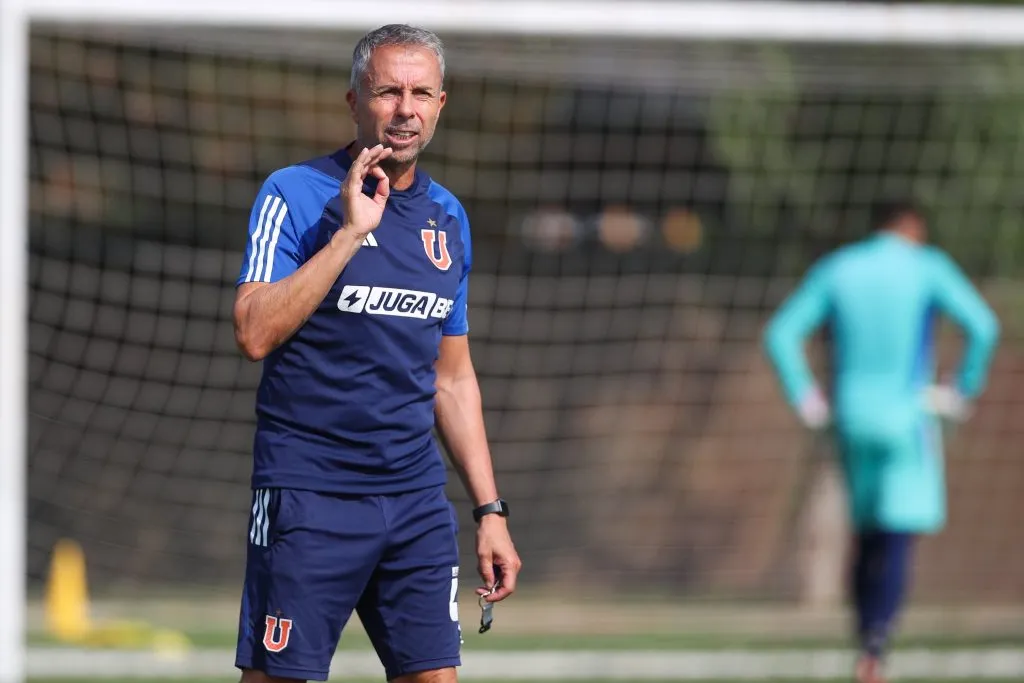 Gustavo Álvarez le entrega un regalo a U de Chile. Foto: U de Chile.