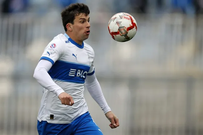 Gonzalo Tapia en acción por la Universidad Católica. (Andrés Piña/Photosport).