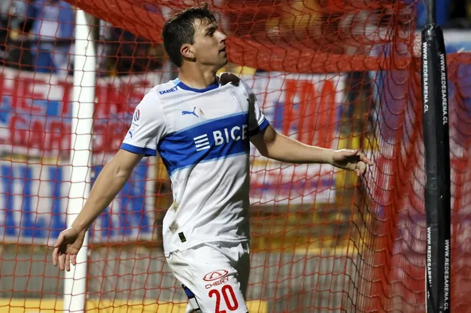 Gonzalo Tapia festeja un gol ante Glorias Navales en la Copa Chile 2024. (Andres Pina/Aton Chile).